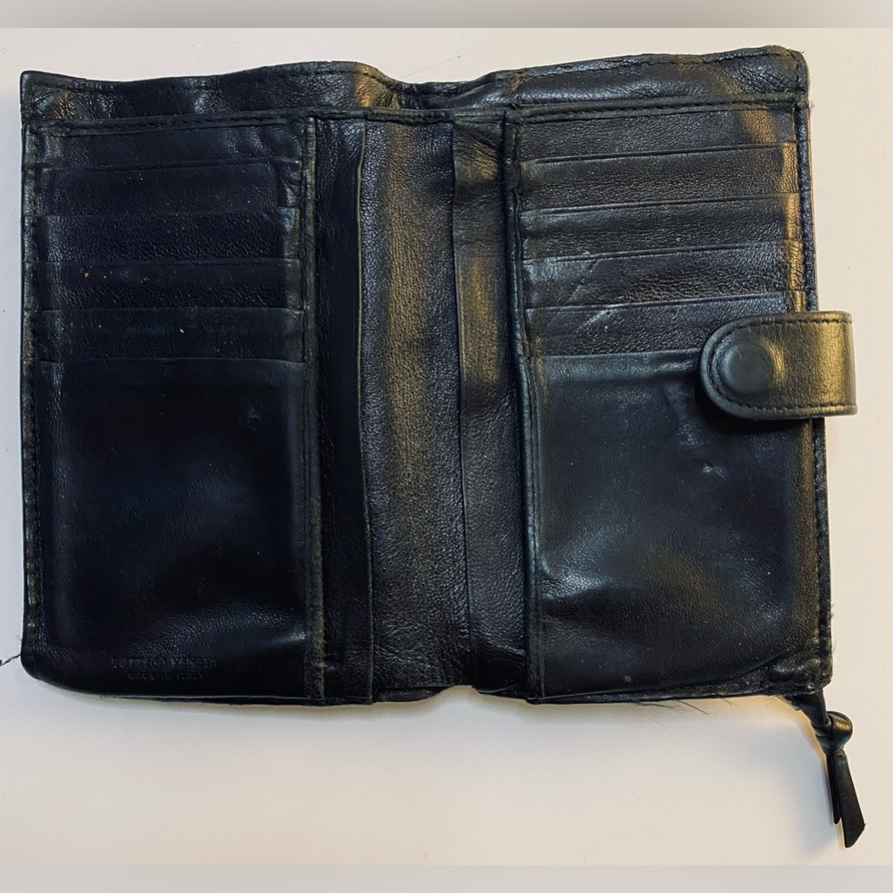 Bottega Veneta Medium Intrecciato Bi-Fold Zip Wallet in Black Woven Leather - Picture 2 of 5